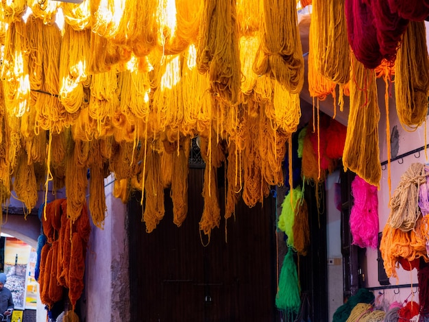 마라케시 모로코에서 천연 염료로 수작업으로 방적 및 염색한 양모