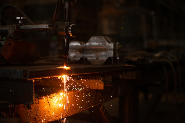 Lamiera in lamiera con luce scintillante. taglio laser cnc di metallo, moderna tecnologia industriale. produzione di pezzi finiti.