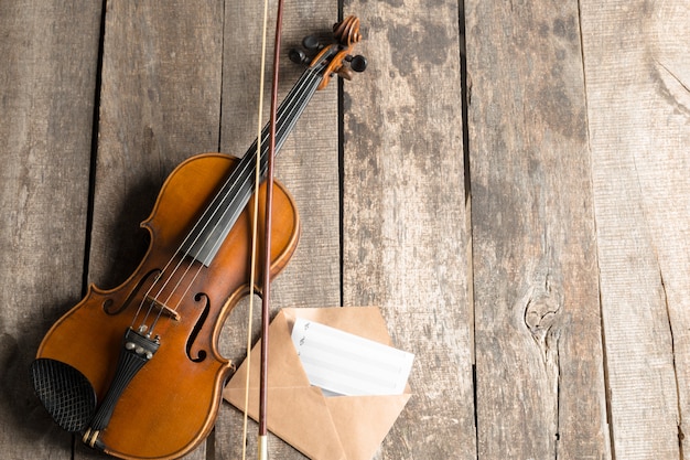 Ноты и скрипка на деревянном столе