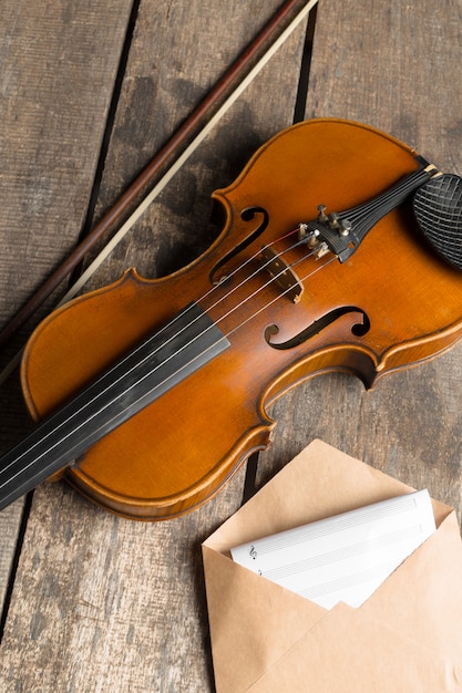楽譜とバイオリンの木製テーブル