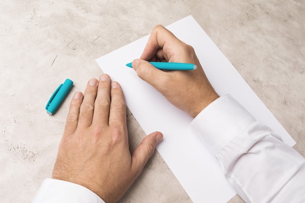 Foto un foglio di carta e una penna a sfera in mano, il concetto di scrivere una lettera