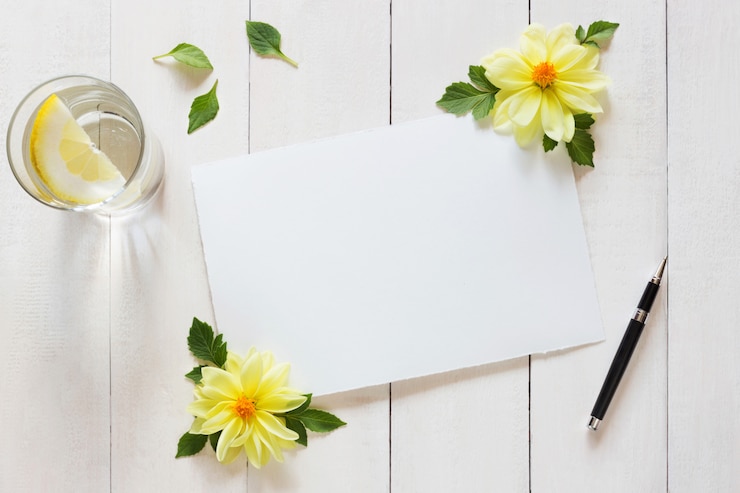 Photo sheet of paper with a pen on wooden background