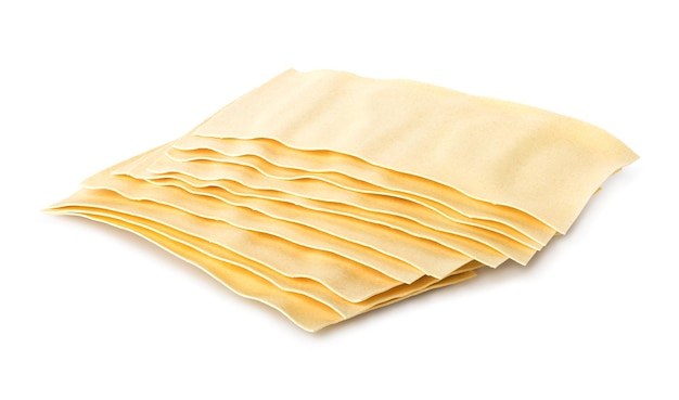 Foto fogli di lasagne isolati su sfondo bianco