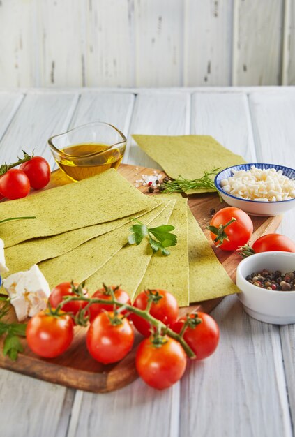 시금치와 재료로 라자냐를 만들기위한 시트 체리 토마토, 치즈