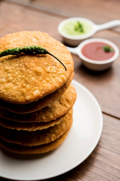 Shegaon of Rajasthani Kachori geserveerd met groene Chutney en tomatenketchup