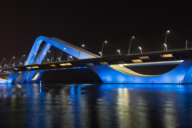 Sheikh Zayed Bridge 's nachts Abu Dhabi Verenigde Arabische Emiraten