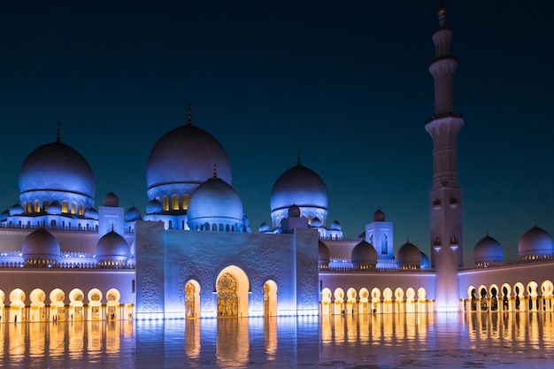 Sheikh Zayed Grand Mosque in Abu Dhabi at night