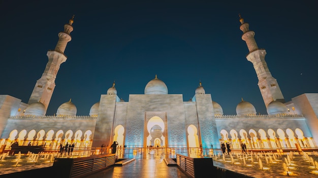 The sheikh zayed grand mosque at night