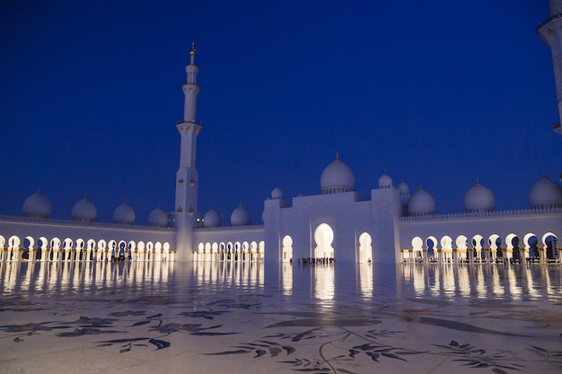 셰이크 자이드 모스크(Sheikh Zayed Mosque)의 야간 조명. 아부 다비, 아랍 에미리트