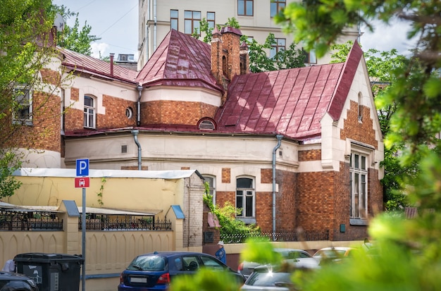 Особняк Шехтеля в Ермолаевском переулке в Москве в солнечный летний день