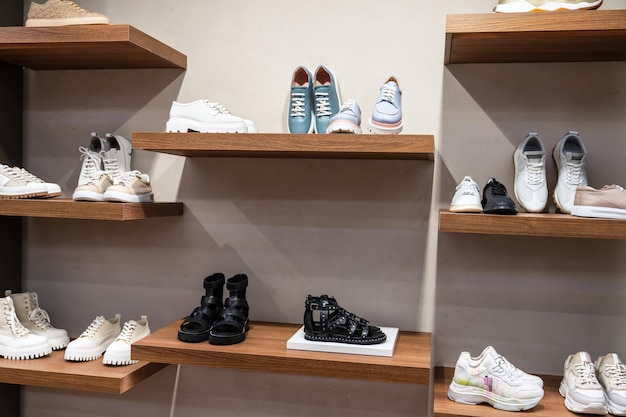 Foto scaffale con diverse scarpe da donna nel negozio