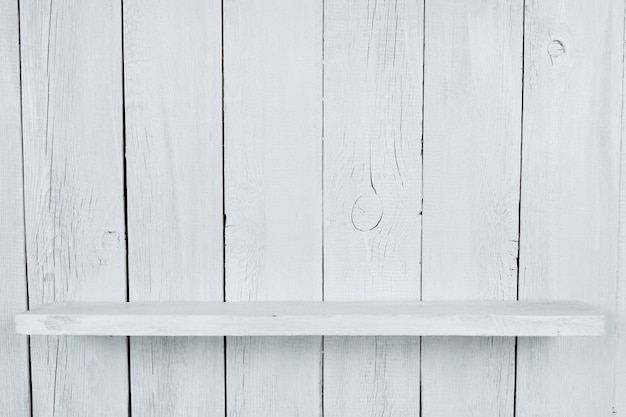 Foto mensola. uno sfondo di legno, una vernice bianca.