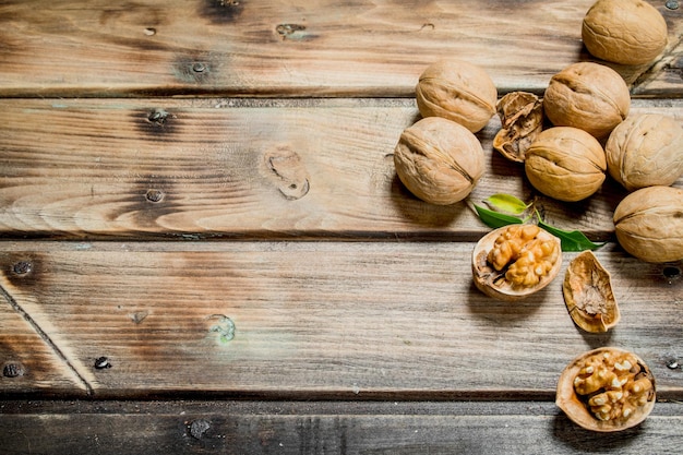 Photo shelled walnut with green leaves