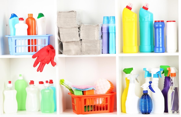 Foto scaffali in dispensa con detergenti per il primo piano di casa