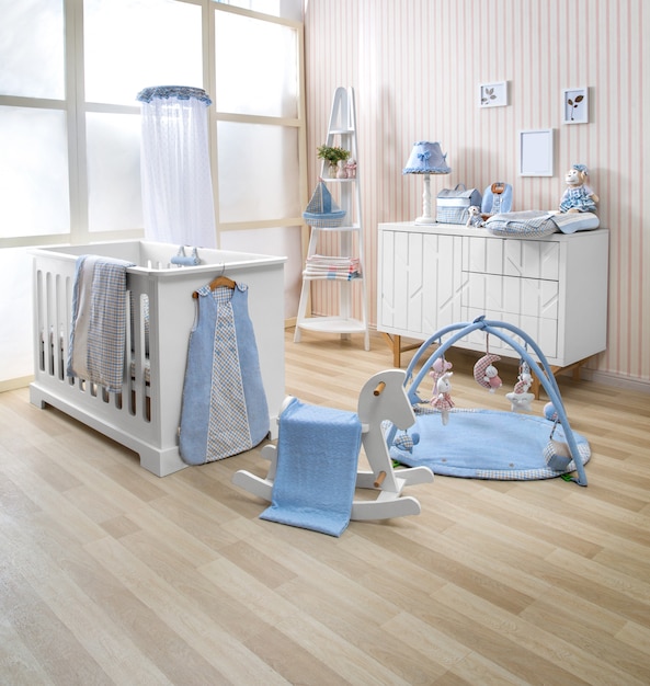 사진 현대 아기 방에 옷걸이와 선반