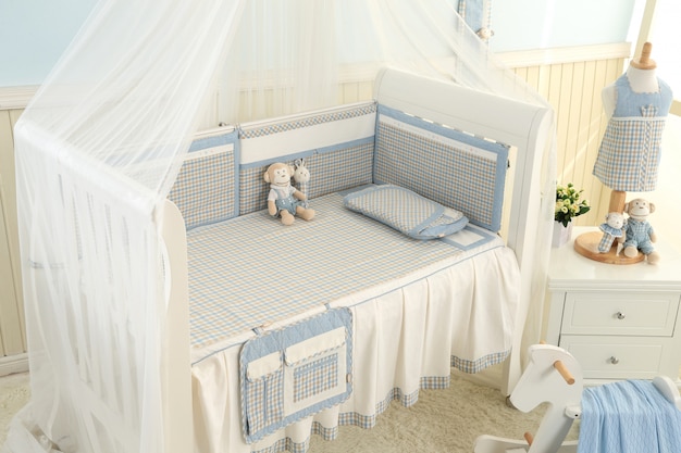 Foto scaffali con appendiabiti nella moderna baby room