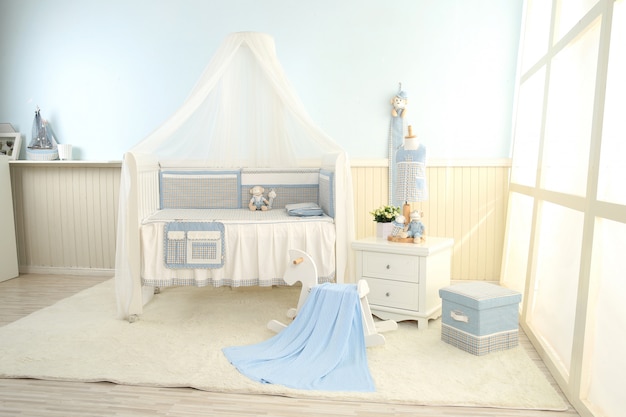 Foto mensole con appendiabiti nella moderna baby room