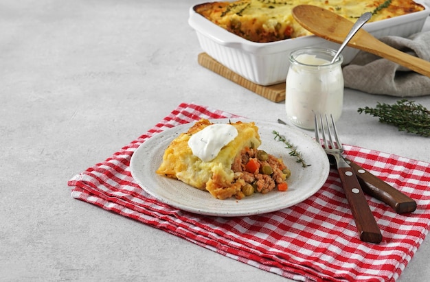 Shepherd's pie geserveerd in het bord met een kopie ruimte van zure room