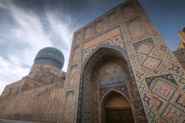 Photo sher dor madrasah on registan square in samarkand uzbekistan