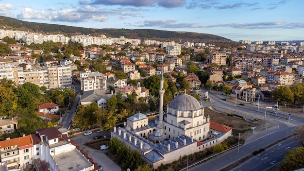 셰리프 할릴 파샤 모스크 (Sherif Halil Pasha Mosque) 는 불 모스크 (Tombul Mosque) 로도 알려져 있다.