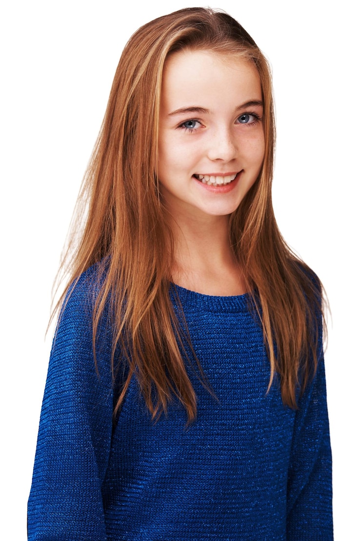 Photo shes casual and confident portrait of a gorgeous young girl smiling against a white background