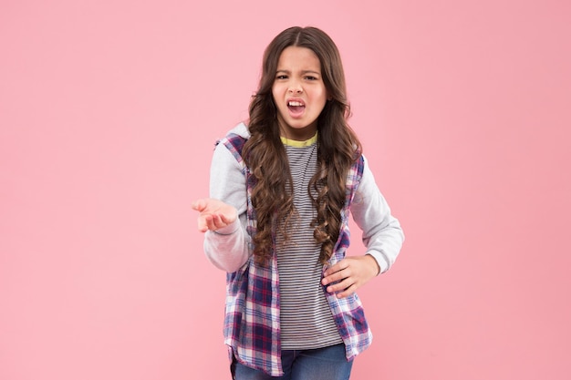 Foto lei è figo e lo sa infante sconvolto sfondo rosa piccola ragazza con un aspetto figo tendenze della moda stile casuale abbigliamento cool e alla moda per bambini salone di bellezza