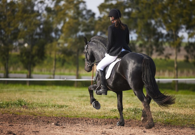 そして、彼女はリアビューを離れて、農場で彼女の馬に乗っている若い女性の騎手を撃ちました