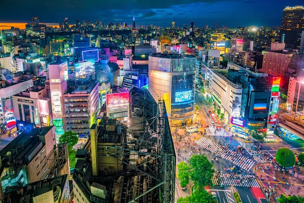 東京の夕暮れ時の渋谷スクランブル交差点