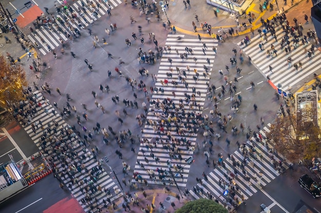 Shibuya Crossing van bovenaanzicht 's nachts in Tokio, Japan (langzame sluitertijd vervagingseffect)