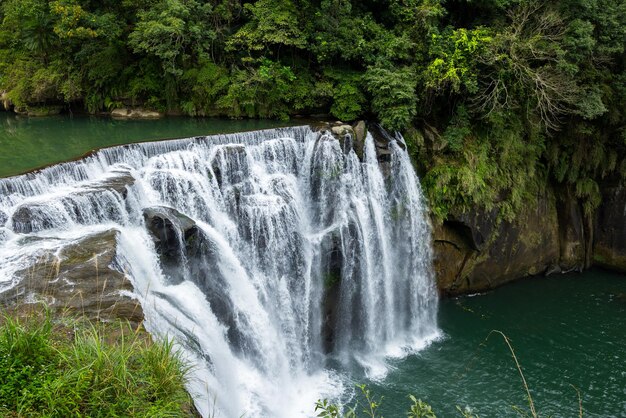 Foto paesaggio naturale della cascata di shifen di taiwan