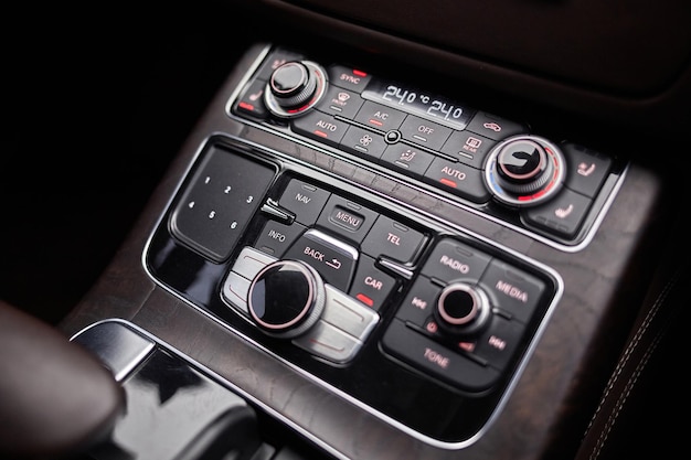 Shift lever auto stuurwiel en sensoren Binnen een moderne auto uitzicht stad auto interieur achtergrond