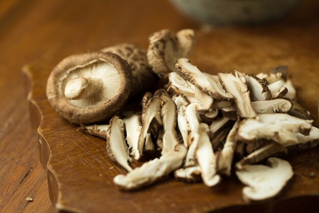 Photo shiitake mushrooms on a wooden table