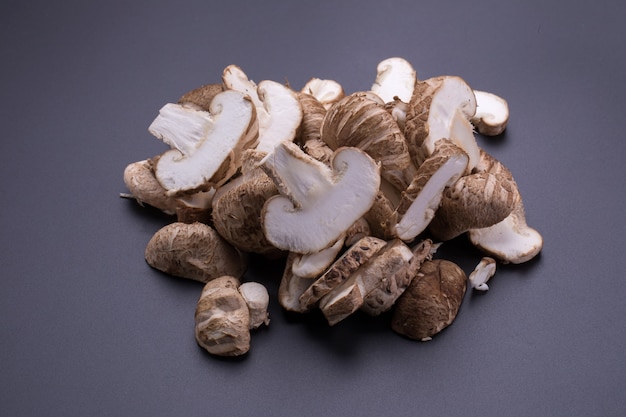 Shiitake schiet op een zwarte lijst als paddestoelen uit de grond