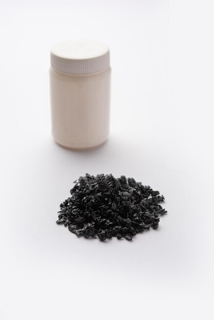 Photo shilajit or shilajeet is an ayurvedic medicine found primarily in the rocks of the himalayas