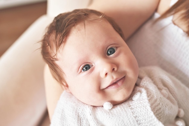 Shild è tra le braccia dei genitori buona festa della mamma e del papà infanzia e genitorialità