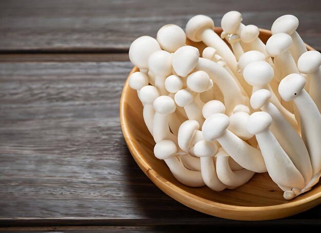 Photo shimeji fresh white bunapi mushrooms from asia in wooden bowl