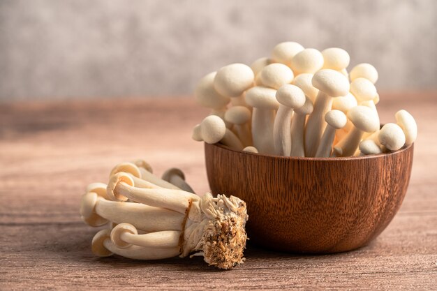 Shimeji, verse witte bunapi-paddenstoelen uit Azië in houten kom.