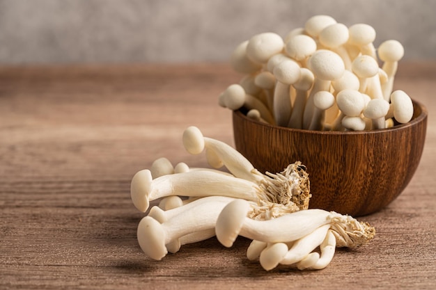 Shimeji verse witte bunapi-paddenstoelen uit azië in houten kom