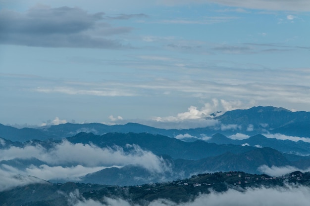 Shimla stadsgezicht luchtfoto een schilderachtig heuvelstation in de Himalaya in Himachal Pradesh