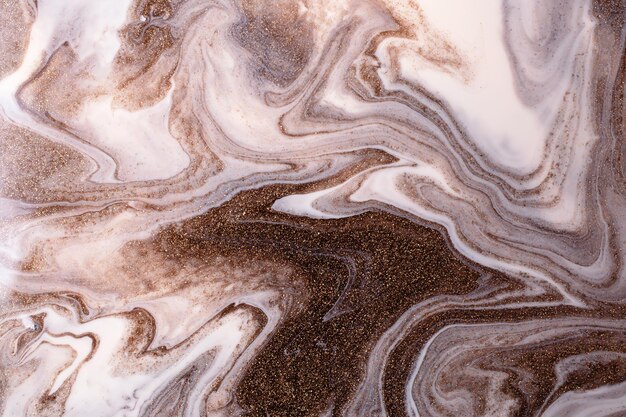 Мерцающий жидкий полосатый фон из жидких лаков для ногтей коричневого и молочного цветов