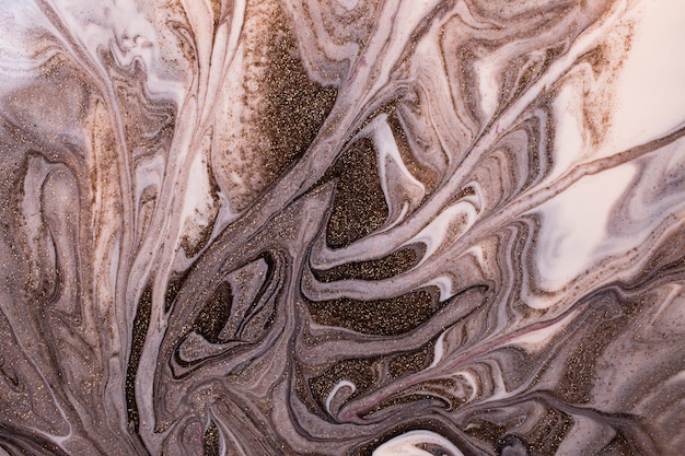 Мерцающий жидкий полосатый фон из жидких лаков для ногтей коричневого и молочного цветов