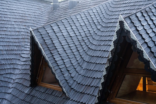 Shingles op het dak Houten dak shingles dak Houten pannen Dak van complexe constructie met dakkapellen