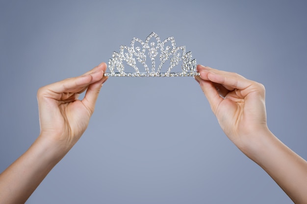 Photo shining diadem in female hands