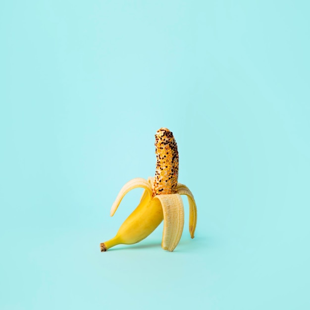 Photo shining glamour banana design on blue background