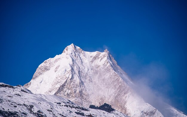 Photo shining mount mansalu range view during sunset at gorkha nepal