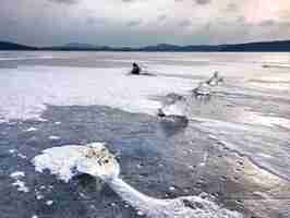 Photo shining shards of broken ice abstract still life of ice floes on lavel of frozen lake
