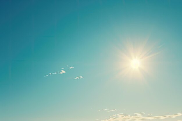 写真 晴れた青い空に輝く太陽とコピースペースの青い空