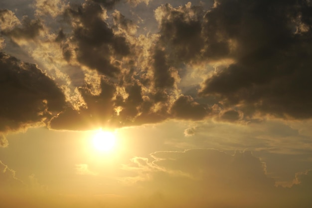 空の背景に輝く太陽とニンバス雲