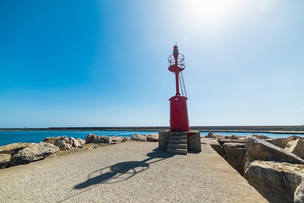 アルゲーロの赤い灯台に輝く太陽