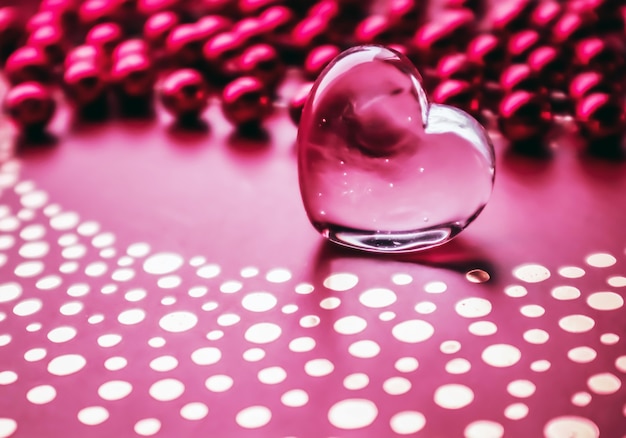 写真 輝く透明なハートと赤いビーズのグループ完璧なバレンタインデーのグリーティングカードの背景